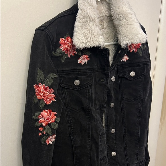 Pacsun Black Floral Denim Jacket with Faux Fur Collar Size Small - Picture 1 of 5